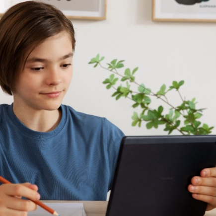 Integrasi teknologi dalam pendidikan: siswa menggunakan tablet dalam proses pembelajaran