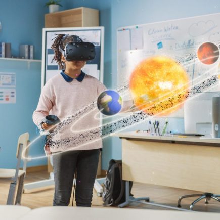 Kelas Tanpa Batas: Saat VR/AR Bawa Anak Lo Belajar ke Harvard dari Kamar Tidurnya